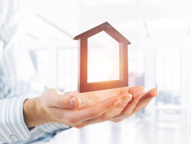 Başarı kavramı ve erkek avuçlarında taş sembollerle sunulan daireler. Karışık ortam