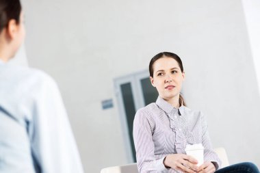 Genç ve çekici bir kadınla röportaj.