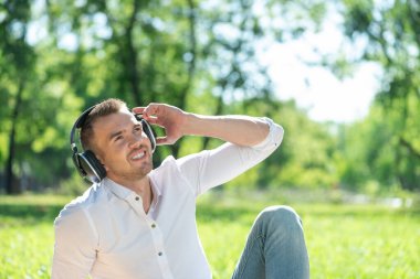 Parktaki adam müzik dinliyor.