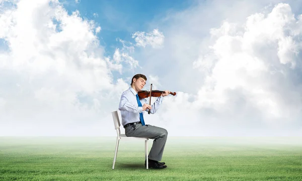 Jovem empresário tocando violino — Fotografia de Stock