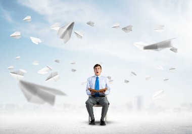 Kitaplı genç işadamı