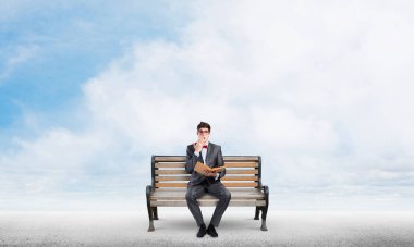 Kitabı olan genç bir öğrenci.