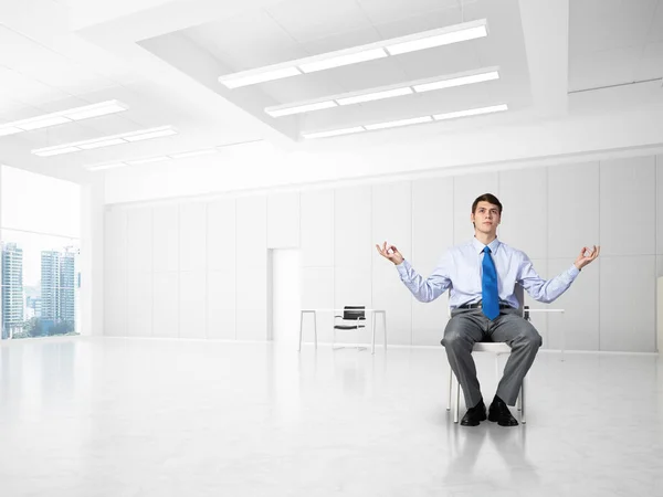 Giovane uomo d'affari meditando in ufficio — Foto Stock