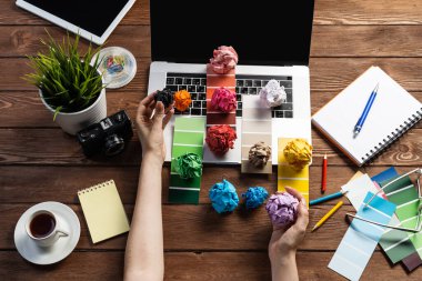 Kadın ellerini renkli kağıt toplarla kapat.