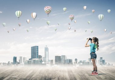 Kızın dürbünle baktığı dikkatsiz mutlu çocukluk kavramı