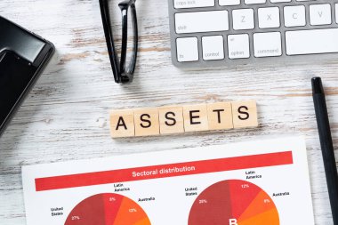 Küpler üzerindeki harflerle varlık yönetimi kavramı