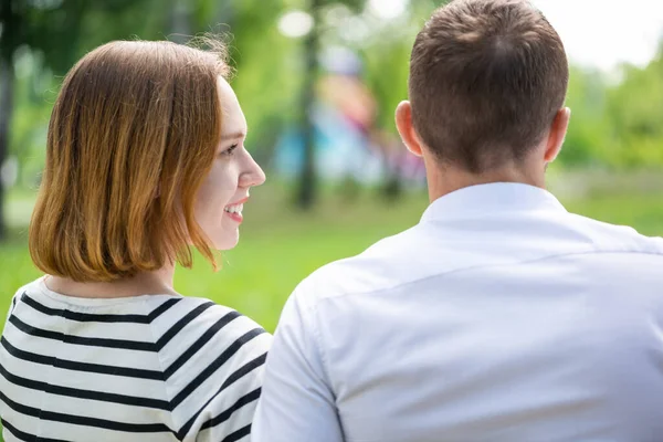 Paar in het park op een date — Stockfoto