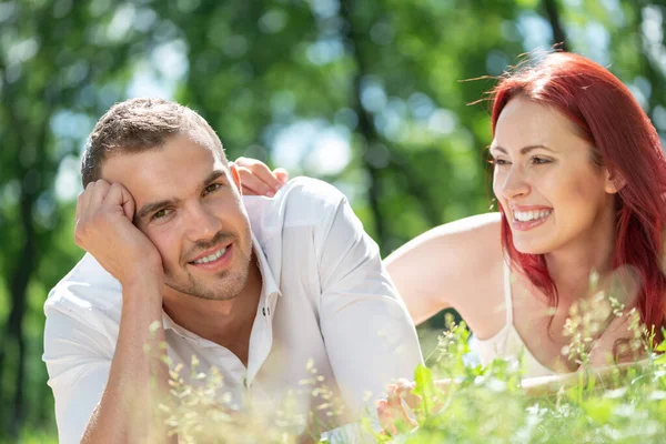 A couple on a date in the park. — Stock Photo, Image