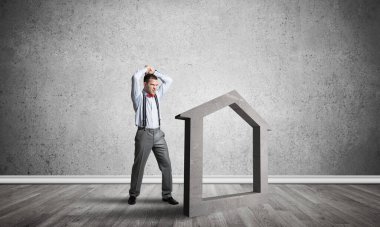 Boş beton odada azimli bir bankacı dolar bozuyor.