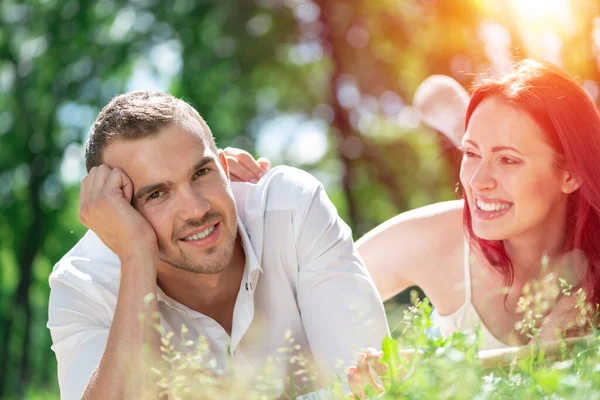 Um casal num encontro no parque. — Fotografia de Stock