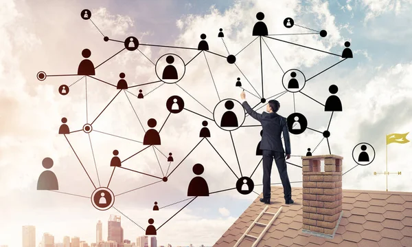 Empresário no telhado da casa apresentando rede e conexão c — Fotografia de Stock