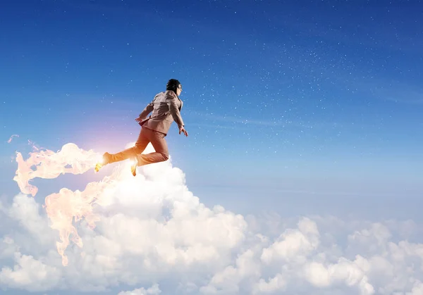 Geschäftsmann im Anzug und Fliegermütze fliegen in den Himmel — Stockfoto
