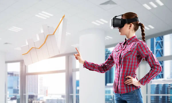 Meisje in virtual reality masker ervaren virtuele technologie wereld. Gemengde media — Stockfoto