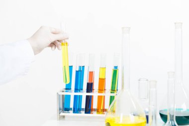 Laboratuvarda analiz ve sentez.