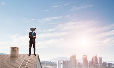 Kamera başlıklı adamla ev güvenliği ve mahremiyet koruması kavramı