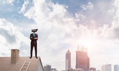 Kamera başlıklı adamla ev güvenliği ve mahremiyet koruması kavramı