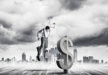 Modern şehir manzarasına karşı kararlı bankacı adam. Dolar betonu kırıyor.