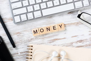 Küpler üzerindeki harflerle para kavramı