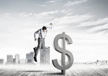 Modern şehir manzarasına karşı kararlı bankacı adam. Dolar betonu kırıyor.