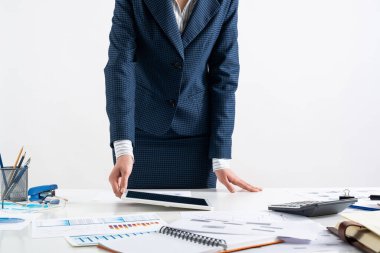 Ofis masasının yanında duran iş kadını