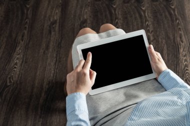 Kucağında tabletle iş kadını