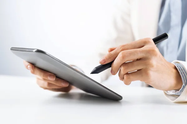 Man in business suit using tablet computer — Stock Photo, Image