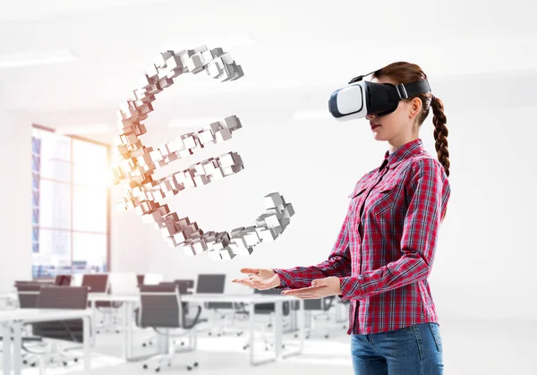 Meisje in virtual reality masker ervaren virtuele technologie wereld. Gemengde media — Stockfoto