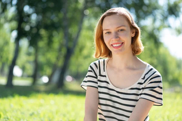 Portrait of a young attractive woman — Stock Photo, Image