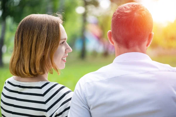 Paar in het park op een date — Stockfoto