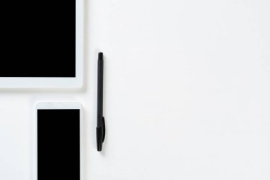 Modern teknoloji çalışma yerinin en üst görünümü