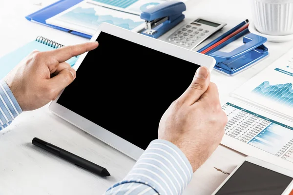 Empresário com um tablet, trabalha no escritório — Fotografia de Stock