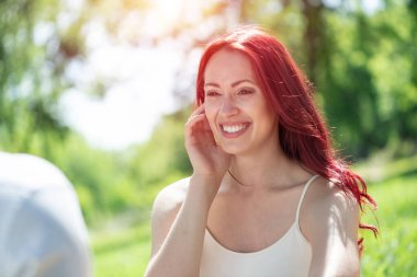 Parktaki genç çekici bir kadının portresi.