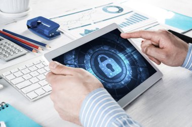 Çalışma masasında bilgisayar tableti olan bir iş adamı.