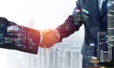 İş adamlarının el sıkışmasına yakın çekim.
