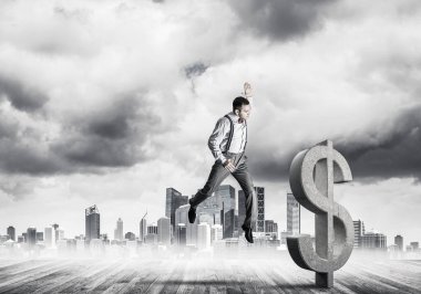 Modern şehir manzarasına karşı kararlı bankacı adam. Dolar betonu kırıyor.