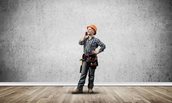 Mujer atractiva en ropa de trabajo y hardhat — Foto de Stock