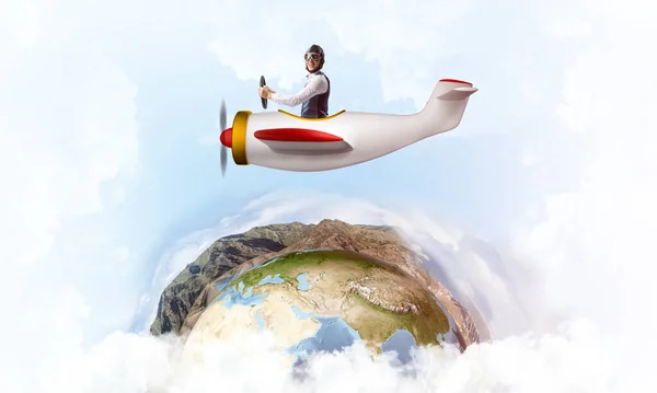 Glad pilot kör liten propeller plan — Stockfoto