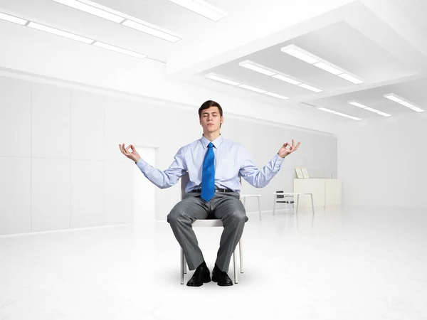 Giovane uomo d'affari meditando in ufficio — Foto Stock