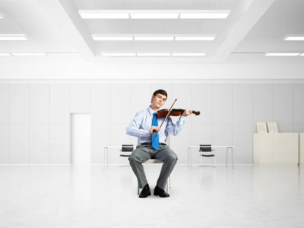 Joven empresario tocando el violín —  Fotos de Stock