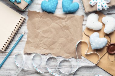 Düz, kumaş kalpli, klasik bir kompozisyon.