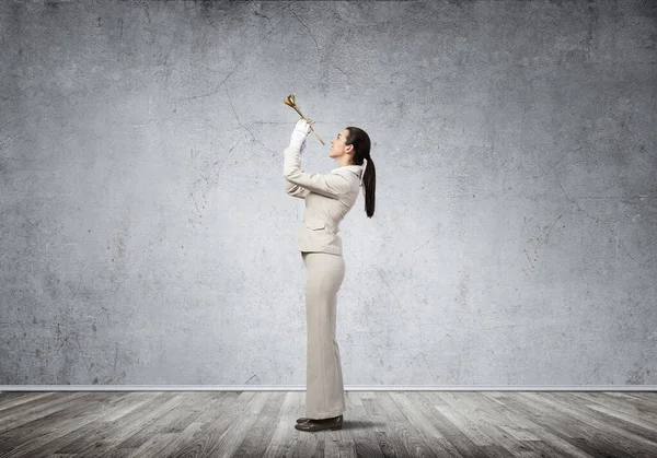 Kvinna spelar trumpet mässing instrument — Stockfoto