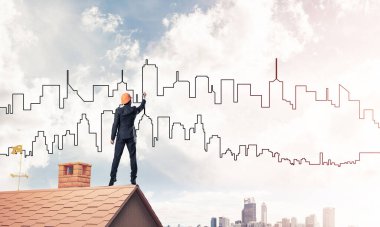 Erkek mimar mavi gökyüzüne modern şehrin siluetini çizer. Karışık