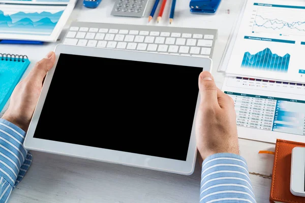 Empresário com um tablet, trabalha no escritório — Fotografia de Stock