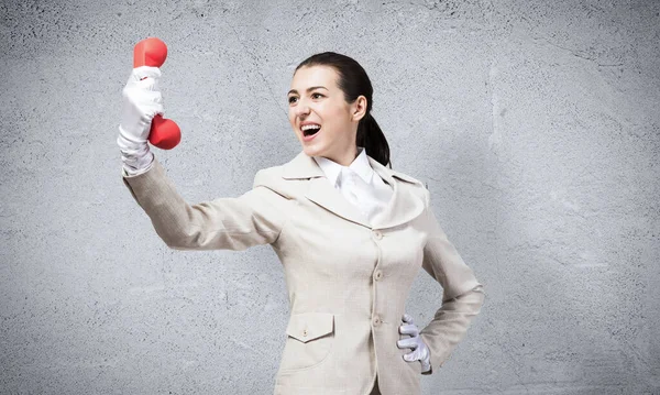 Jeune femme expressive criant dans le téléphone rétro — Photo