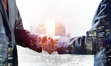 İş adamlarının el sıkışmasına yakın çekim.