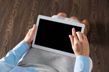 Kucağında tabletle iş kadını