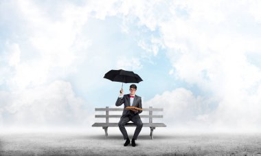 Kitabı olan genç bir öğrenci.