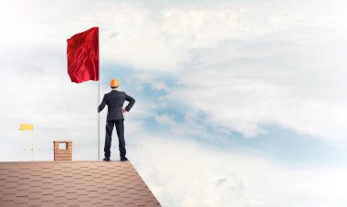 Liderlik kavramını gösteren bayrak taşıyan genç bir iş adamı. Mi