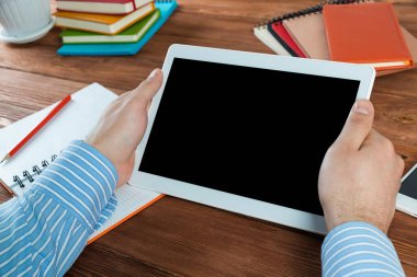 Tabletli bir işadamı, ofiste çalışıyor.