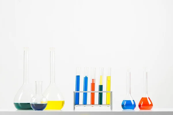 Hodina chemie ve školní laboratoři. — Stock fotografie